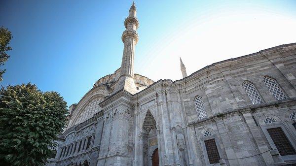 Nuruosmaniye mimari yapısıyla tarihe meydan okuyor