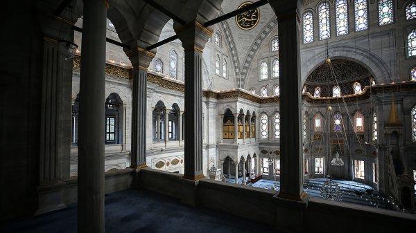 Nuruosmaniye mimari yapısıyla tarihe meydan okuyor