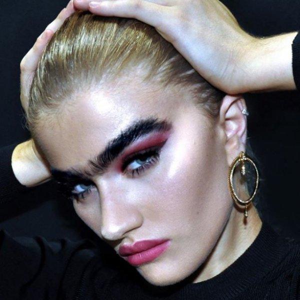 Tek kaşlı manken Sophia Hadjipanteli ilgi çekiyor