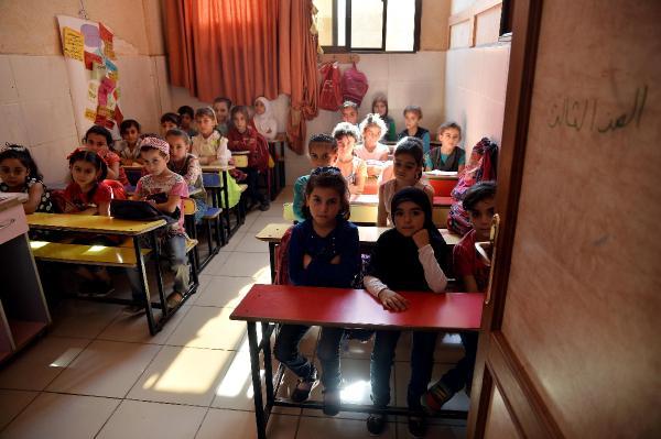 İdlib'de okula giden çocuklar