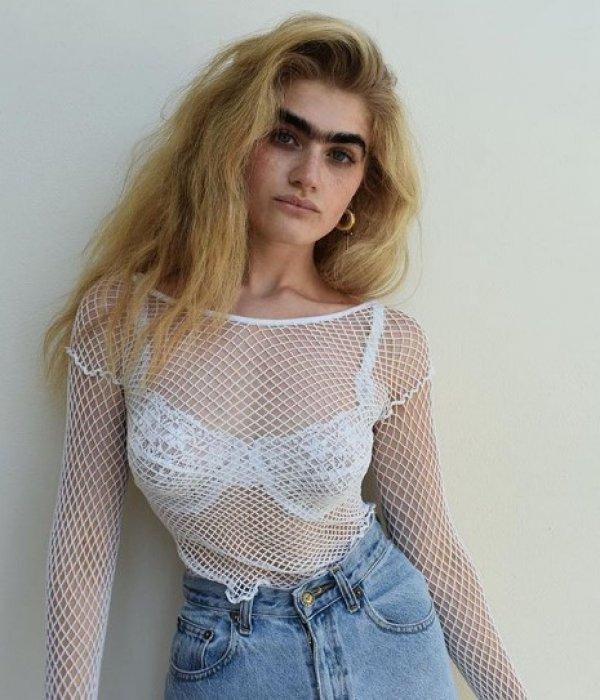 Tek kaşlı manken Sophia Hadjipanteli ilgi çekiyor