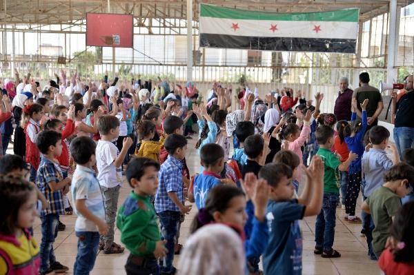 İdlib'de okula giden çocuklar