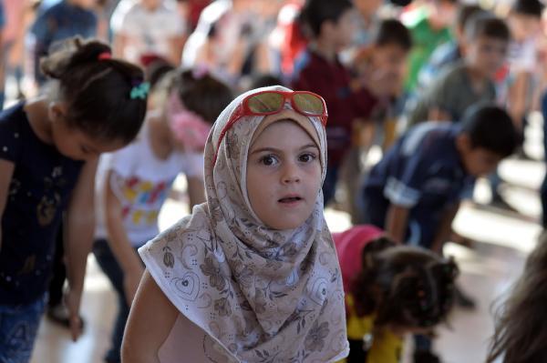 İdlib'de okula giden çocuklar