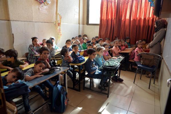 İdlib'de okula giden çocuklar