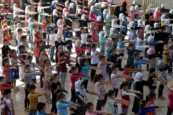 İdlib'de okula giden çocuklar