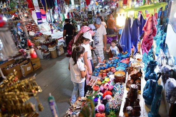 Aynalı Çarşı yıllara meydan okuyor