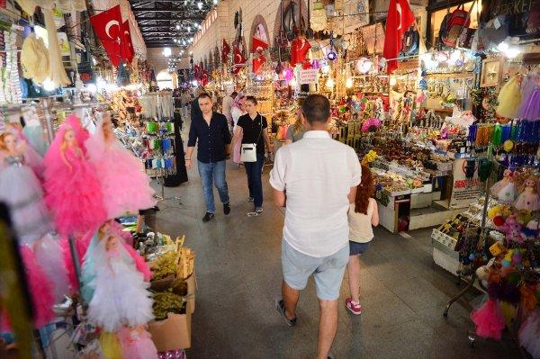Aynalı Çarşı yıllara meydan okuyor