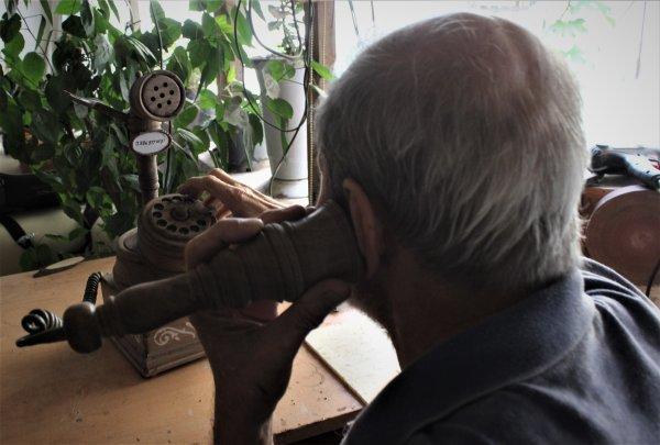 Ahşaptan ev telefonları yapıyor