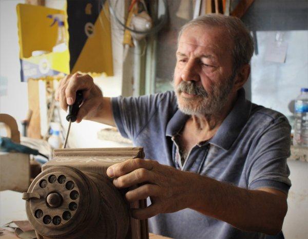 Ahşaptan ev telefonları yapıyor