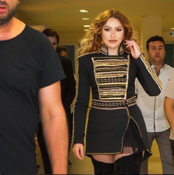Hadise malları ablasına kaptırdı