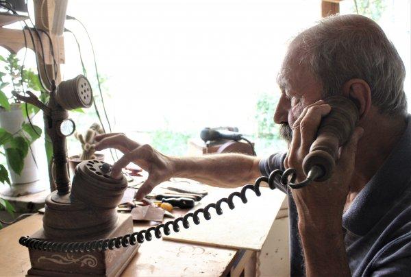 Ahşaptan ev telefonları yapıyor
