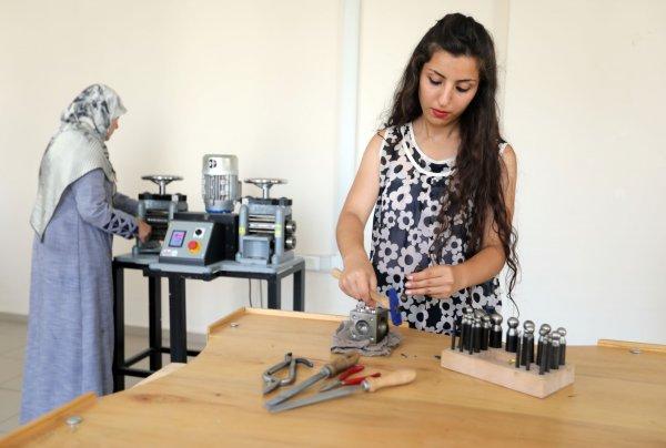 Vanlı kadınlar Savat'ı yaşatıyor