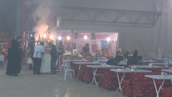 Kebap dumanı nedeniyle Mehmet Erdem konseri iptal edildi