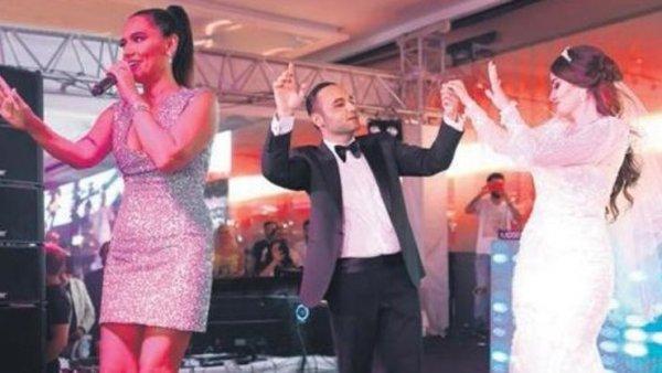 Demet Akalın Kayseri'deki bir düğünde sahne aldı