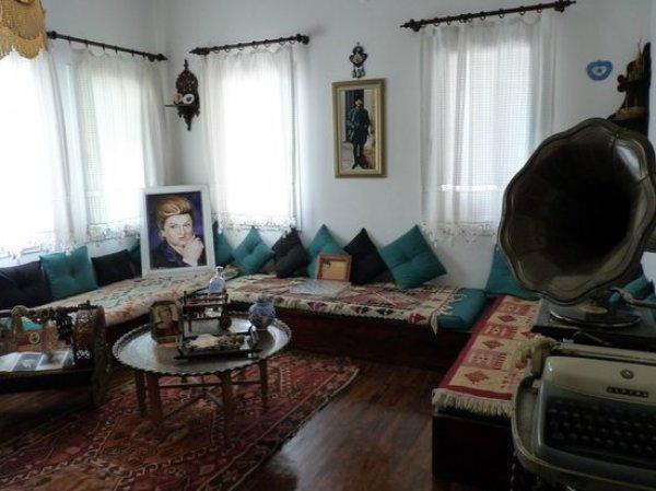 Zeki Müren'in müzedeki eşyalarına yoğun ilgi