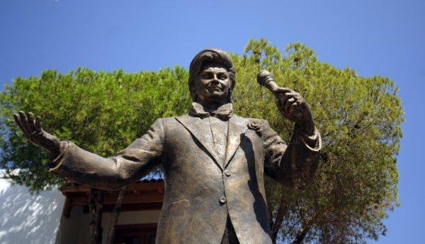 Zeki Müren'in müzedeki eşyalarına yoğun ilgi