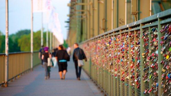Aşk ritüeli: Köprüye asılan kilitler