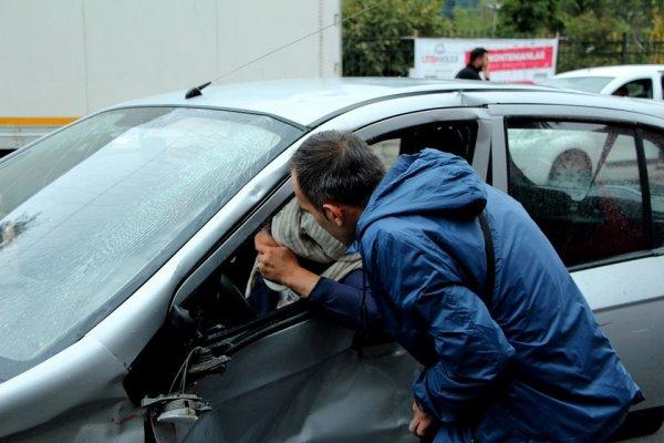 Yardım etmek istediği kazazede eşi çıktı
