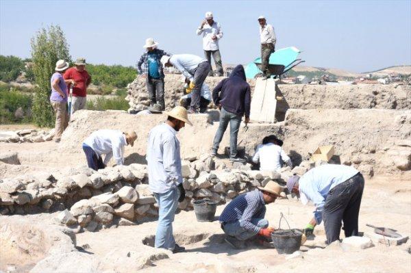 Statülerini göstermek için kafatasları değiştirilmiş