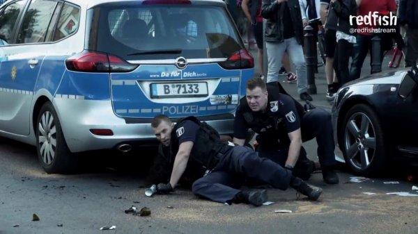 Alman polisi silahsız siyahi adamı dövdü
