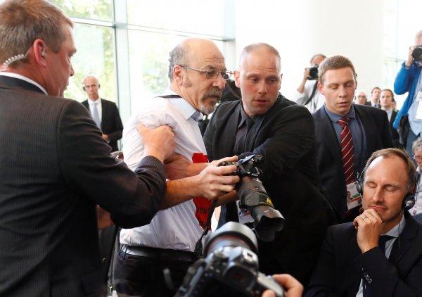 Alman polisinin protestocuyu kovma anı