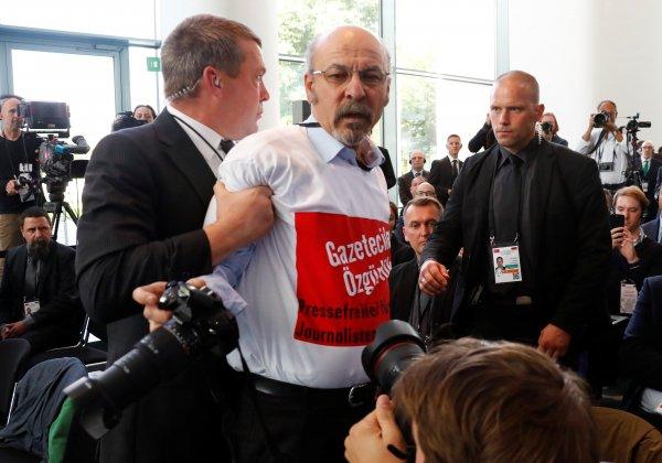 Alman polisinin protestocuyu kovma anı