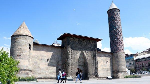 Yakutiye Medresesi tarihiyle ziyaretçileri ağırlıyor