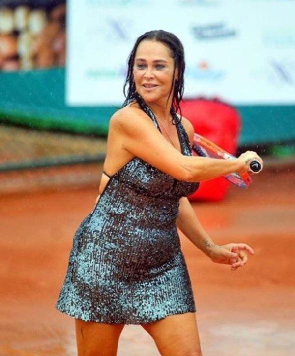 Hülya Avşar yağmur altında tenis oynadı