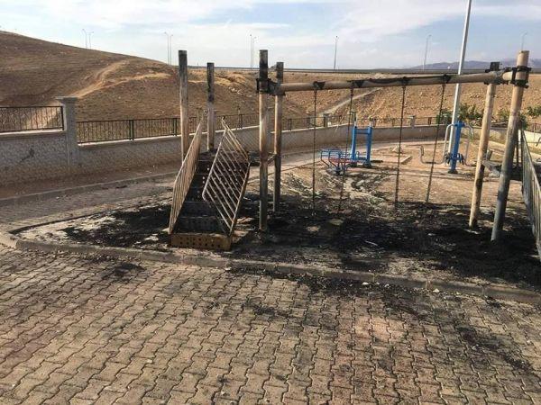 Kayyumun yaptığı çocuk parkları yakıldı