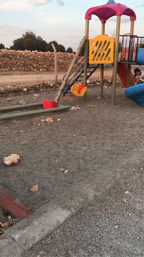 Kayyumun yaptığı çocuk parkları yakıldı