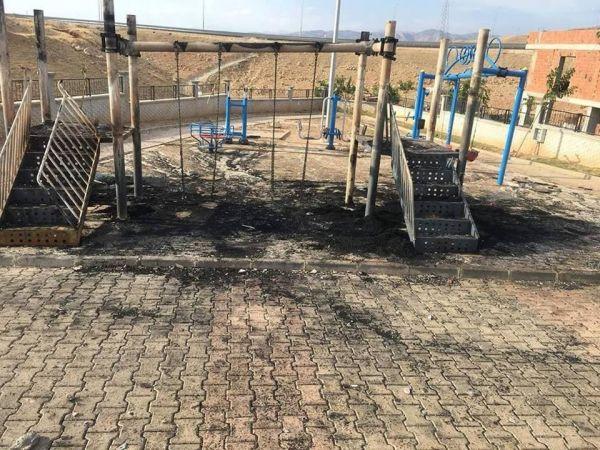Kayyumun yaptığı çocuk parkları yakıldı