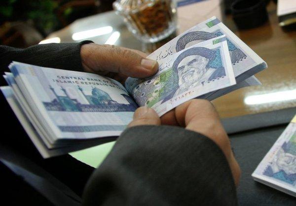 İran'da sarraflarda dolar izdihamı