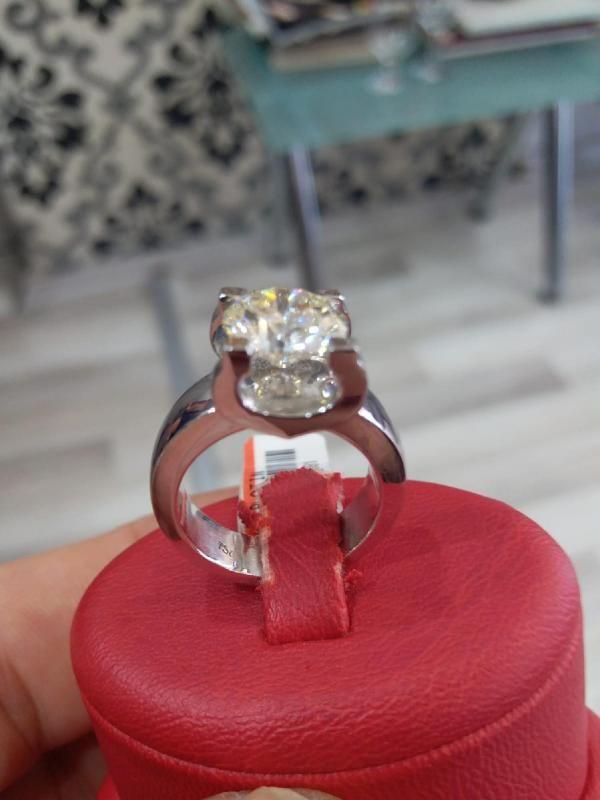 İrlandalı turist çaldığı pırlantayı yuttu