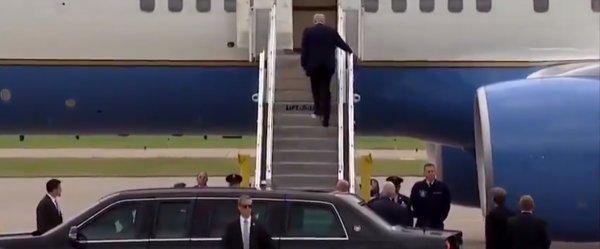 Trump karizmayı çizdirdi: Tuvalet kağıdı ile uçağa bindi
