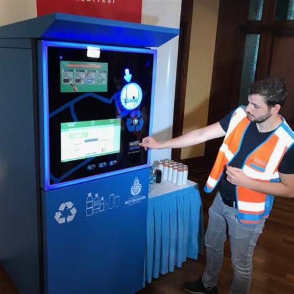 İBB'nin pet şişeyle akbil doldurma projesi başladı