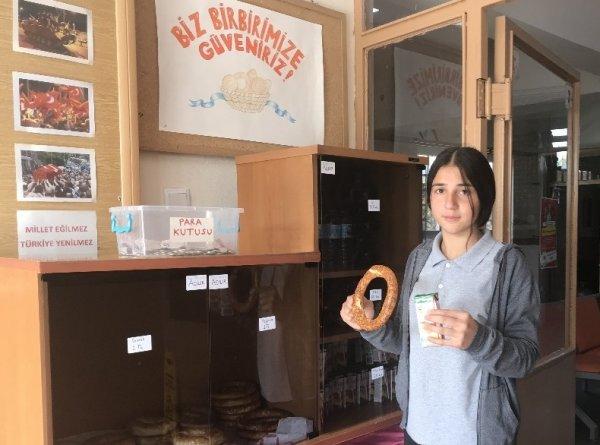 Öğrenciler görevlisi olmayan kantinden alışveriş yapıyor