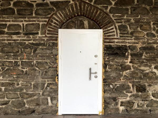 Tarihi Pirinç Han'a beyaz çelik kapı taktırdı