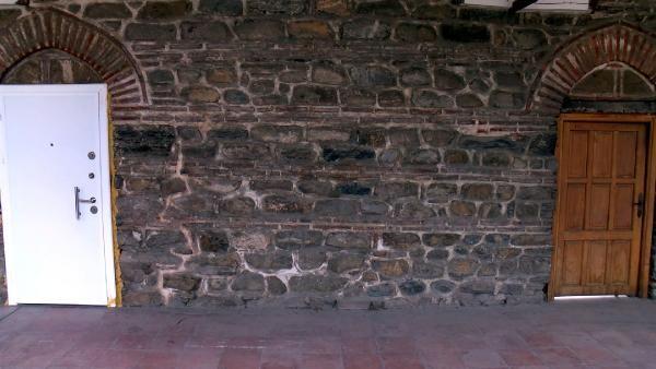 Tarihi Pirinç Han'a beyaz çelik kapı taktırdı