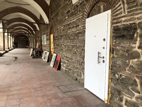 Tarihi Pirinç Han'a beyaz çelik kapı taktırdı