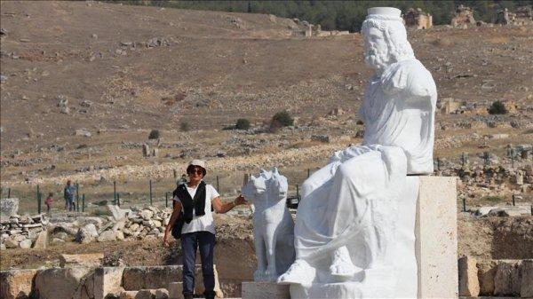 Hades ile üç başlı köpeği Cehennem Kapısı'na geri döndü