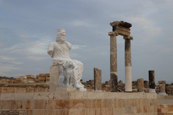 Hades ile üç başlı köpeği Cehennem Kapısı'na geri döndü