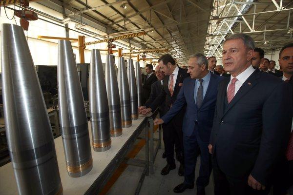 Hulusi Akar hazırlanan mühimmatları inceledi