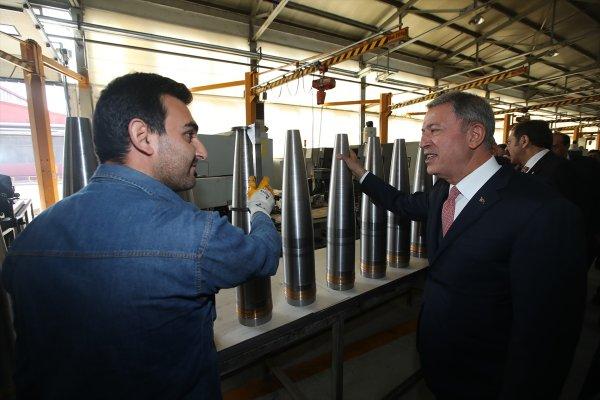 Hulusi Akar hazırlanan mühimmatları inceledi