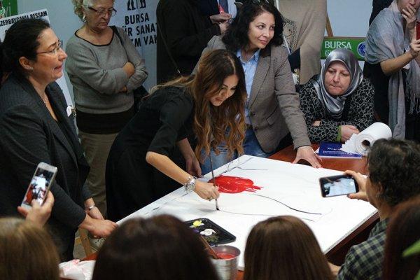 Azerbaycanlı ressam çizim tekniklerini paylaştı