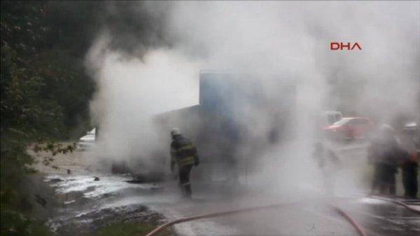Seyir halindeki TIR'ın dorsesi alev alev yandı