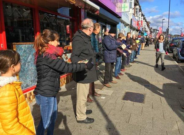 Kitabevi imece usulüyle taşıdı