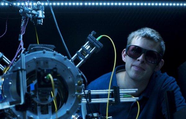 Atomları boşluktaki nesneleri çeken ışınla kıstırdılar