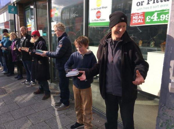 Kitabevi imece usulüyle taşıdı