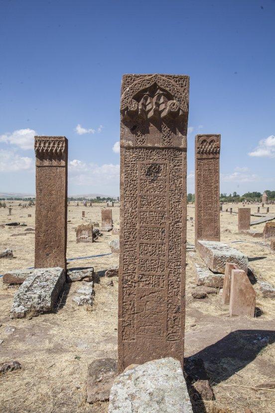 Selçuklu mezar taşları birer sanat eseri