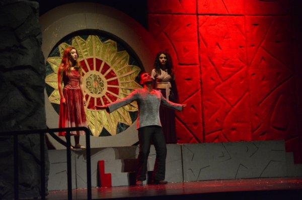 Notre Dame'ın Kamburu müzikali sahnelendi